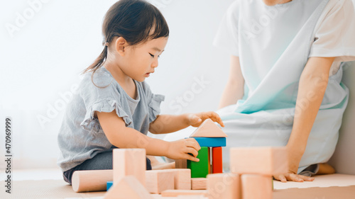 Cuadro en lienzo 積み木で遊ぶ女の子