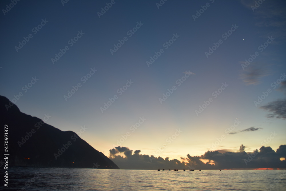 Fototapeta premium Sunrise over the sea