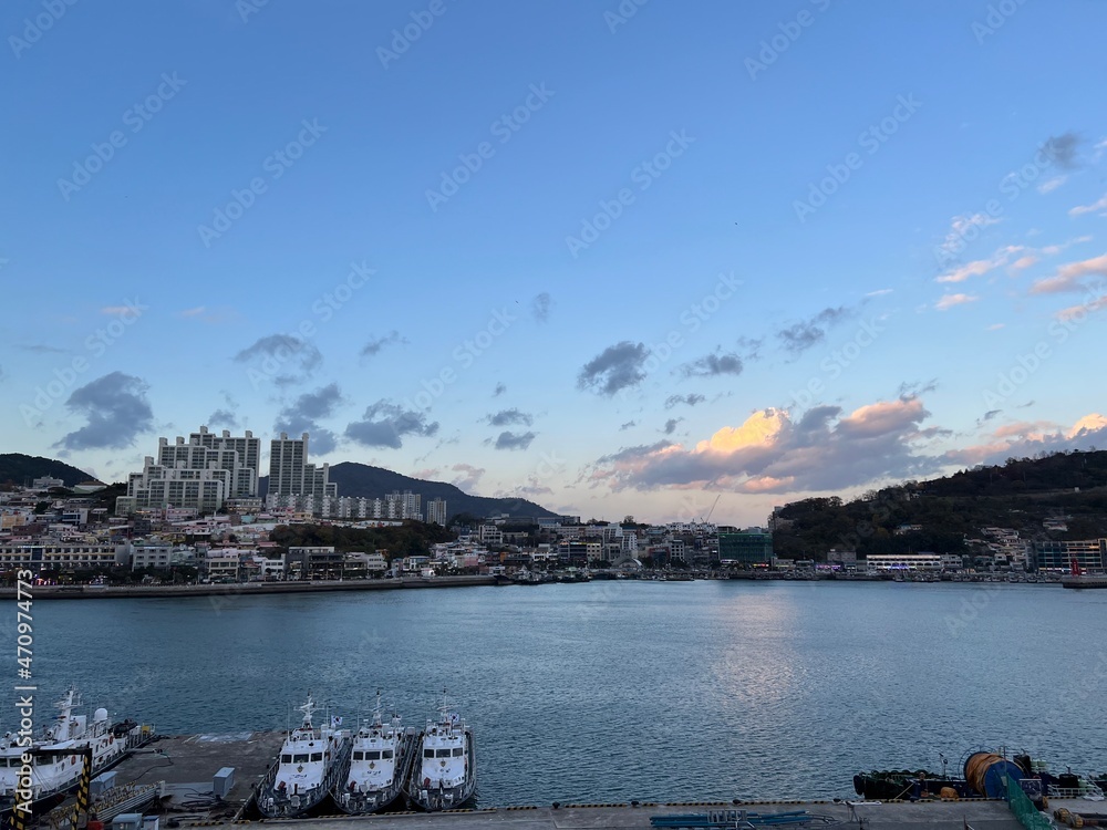 Naklejka premium sunset over the river