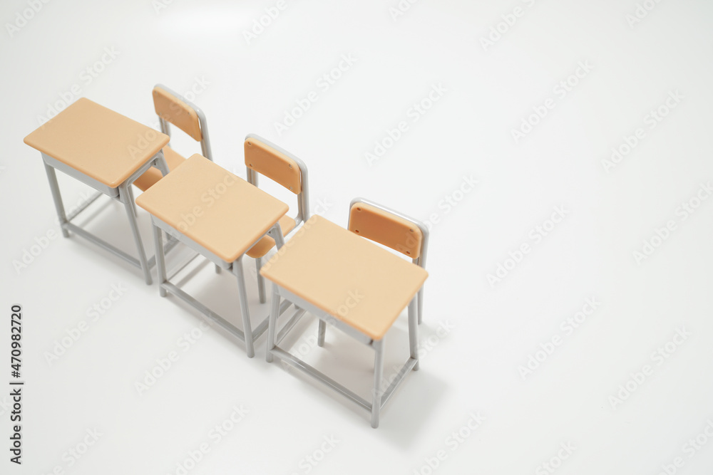 Fototapeta premium 学校の3つの勉強机