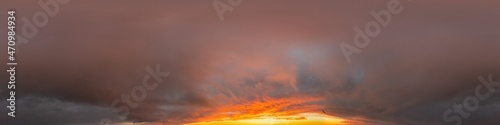 Photo Red burning sunset sky panorama with Cumulus clouds