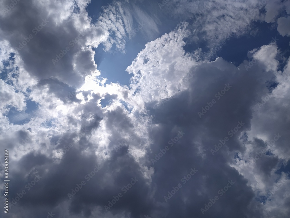 Obraz premium 구름사이 해가 나다