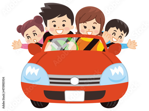 4人家族が楽しくドライブしている
