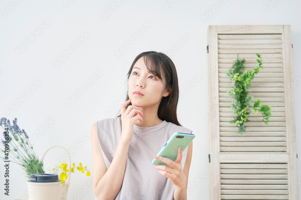 女性 考える スマホ リビング 女性 考える スマホ リビング