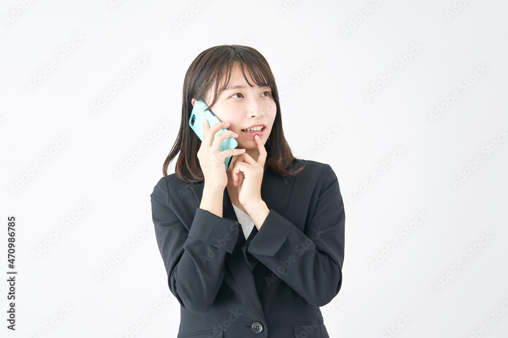 女性　ビジネス　電話する　白背景
