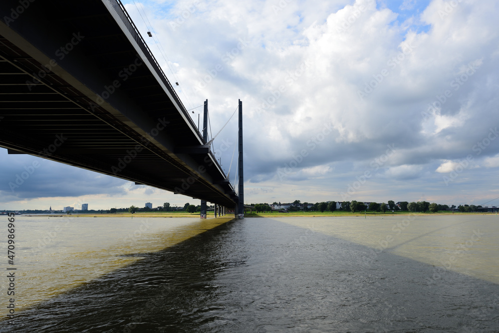 kniebrücke über rhein in düsseldorf, deutschland
