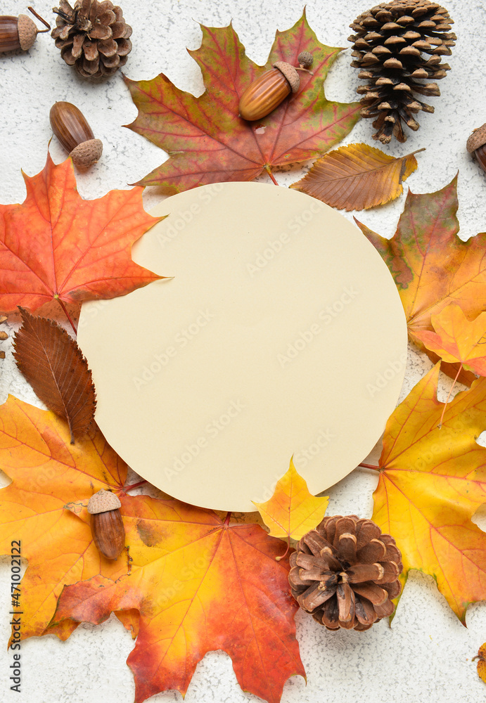 Beautiful autumn composition with blank card, leaves, acorns and pine cones on light background - obrazy, fototapety, plakaty 