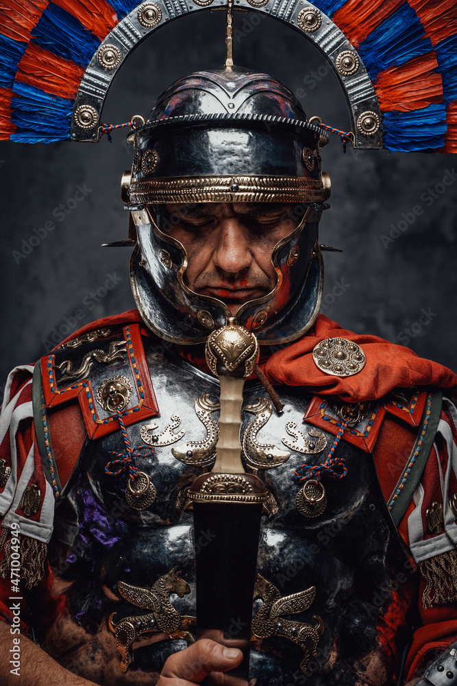 Imperial legionary with plumed helmet against dark background - obrazy, fototapety, plakaty 
