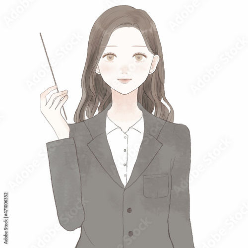 指示棒を持ちながら説明しているスーツを着た女性