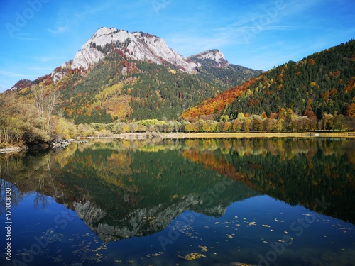 Alpen Bergsee im Herbst mit wundersch  ner Spiegelung