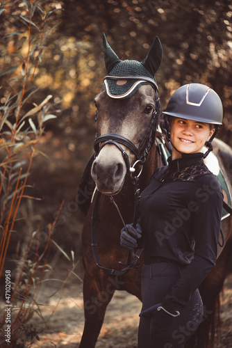 Glückliche Reiterin mit Pferd/Pony