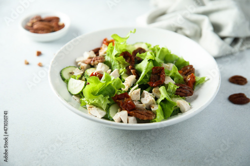 Green salad with chicken, pecan and sun dried tomatoes