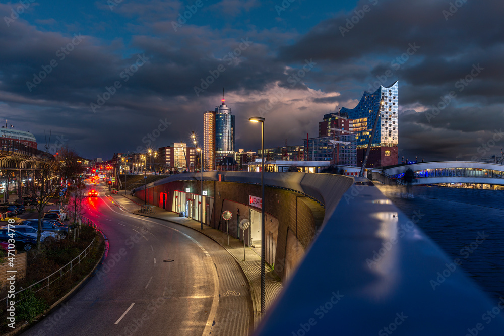 Fototapeta premium Blue hour in the port of Hamburg with the illuminated Elbphilharmonie