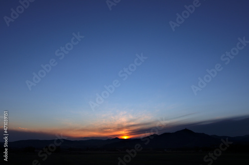 濃い青に染まる夕陽の沈む空。 © Masa Tsuchiya