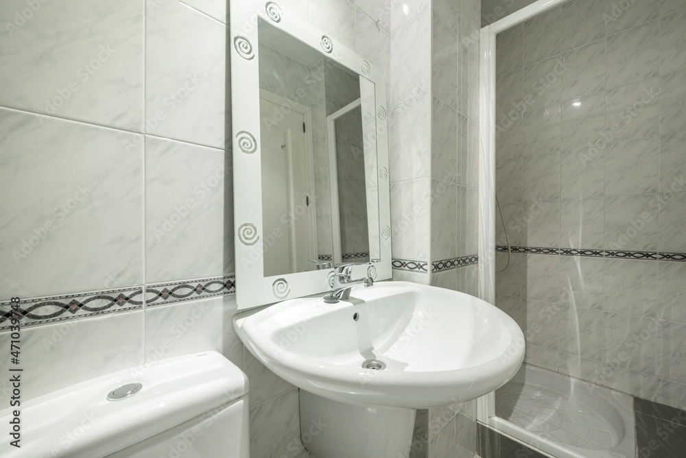 Fototapeta premium Conventional toilet with white sink, shower and mirror