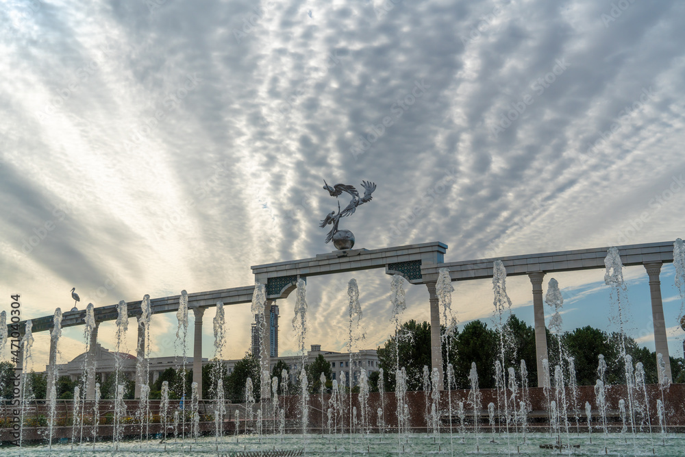 Φωτογραφία Uzbekistan, Tashkent, the Arch of Ezgulik (the arch of good and noble aspirations) adorned with sculptures of storks