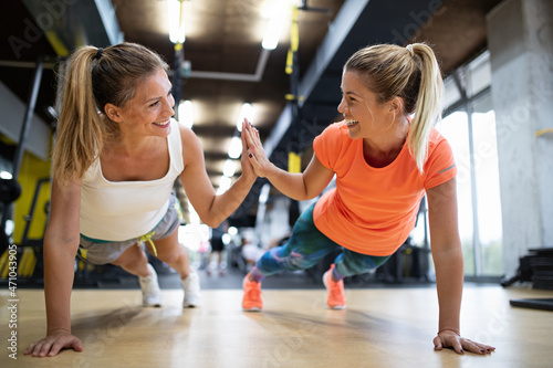 Obraz na plátně Portrait of happy fit group of people working out in gym together