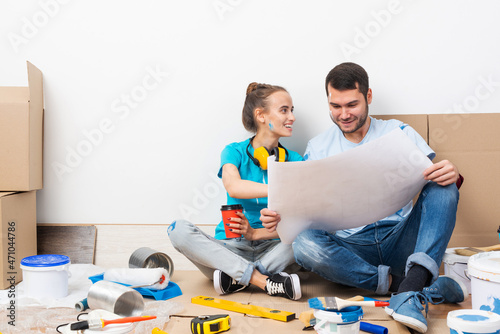 Obraz na płótnie Young man and woman planning home renovation w salonie