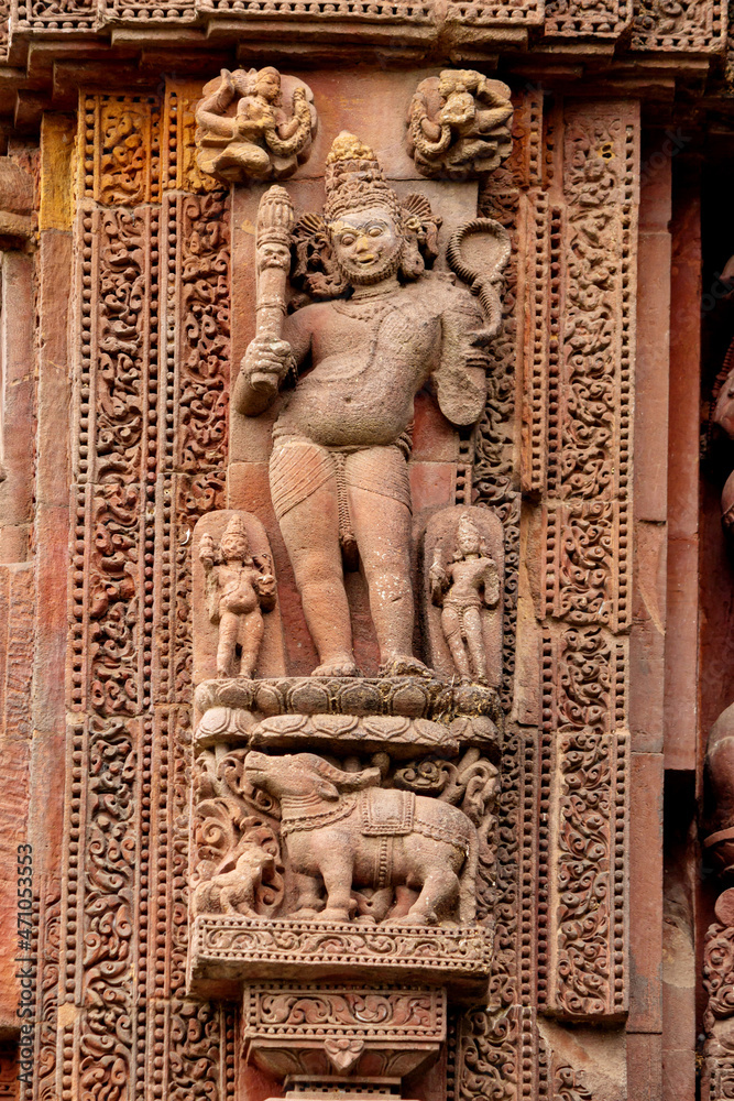 Obraz premium Close-up carved stone sculpture of Lord Yama at Rajarani Temple. 11th century Odisha style temple constructed dull red and yellow sandstone, Bhubaneswar, Odisha, India.