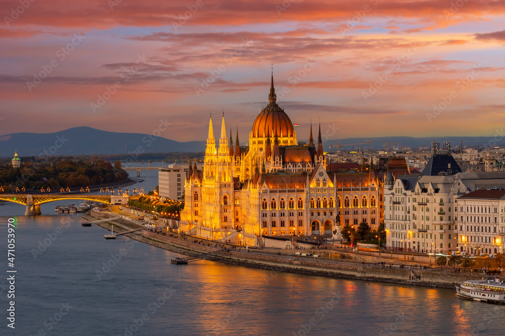 Obraz premium Hungarian parliament building and Danube river at sunset, Budapest, Hungary