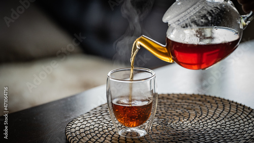 暖かい紅茶を注ぐ