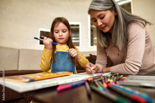 Valokuva Art therapy lesson for little girl at home