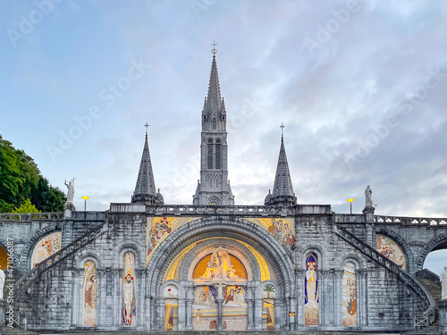 Tablou pe pânză Nice View of the cathedral basilica in Lourdes, France at sunset