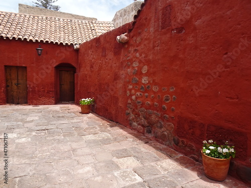Fototapeta Naklejka Na Ścianę i Meble -  [Peru] Reddish brown color building and cobblestone road in Monastery of Santa Catalina de Siena (Arequipa)