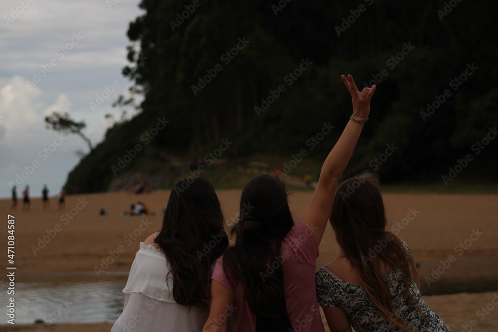 Fototapeta premium Amigas en la playa viendo el atardecer.