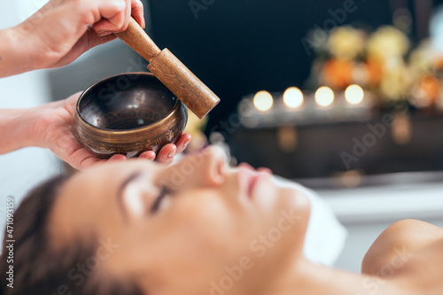 Canvas Print Beautiful young woman having reiki healing treatment in health spa center