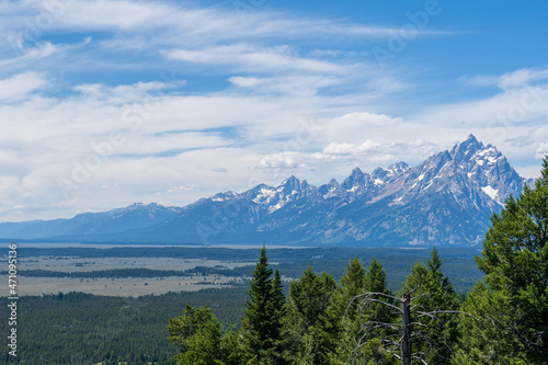 The rocky peaks of the Grand Teton mountain range near in Jackson Hole, Wyoming on a sunny day © Sitting Bear Media