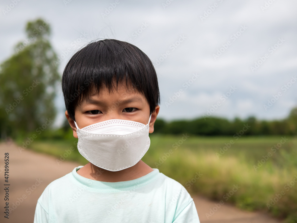 Korrespondance fætter prøve Authentic asian child boy wearing medical face mask to prevent from corona  virus or covid-19 outdoor in nature background. Concept of health care,  healthy, new normal lifestyle, pm 2.5, pollution. Stock Photo 