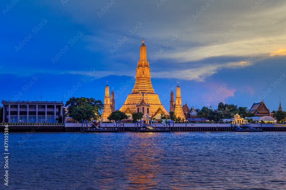 Sunset city skyline at Wat Arun temple and Chao Phraya River, Bangkok. Thailand,