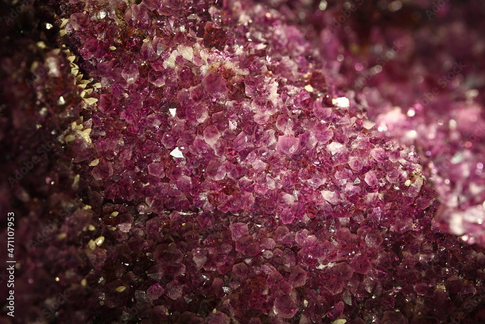Close up background of purple amethyst crystals - obrazy, fototapety, plakaty 