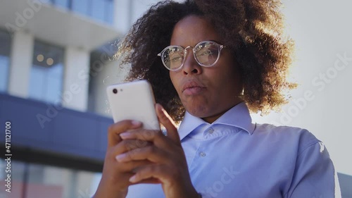 African american woman with afro-hair doubting about hairstylist appointment