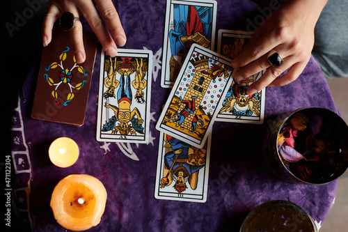 Cuadro en lienzo Close-up of a fortune teller reading tarot cards on a table with purple tableclo