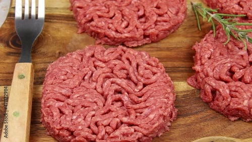 viande hachée crue avec des herbes et des épices pour les hamburgers, prête pour la cuisson photo