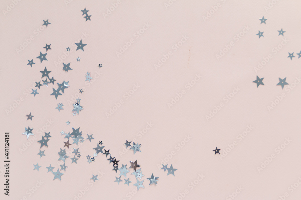 Obraz premium Silver stars on pink background, greeting card template with empty space for text 