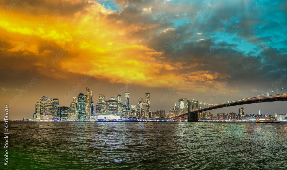 Amazing sunset sky over Lower Manhattan, New York City - USA. - obrazy, fototapety, plakaty 