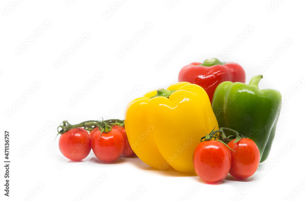 Paprika und Kirschtomaten auf weißem Hintergrund