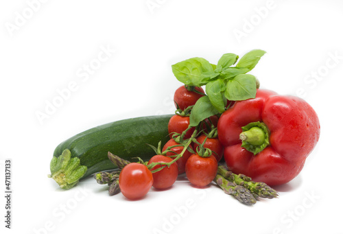 Spargel, Kirschtomaten, Basilikum, Paprika und Zucchini auf weißem Hintergrund