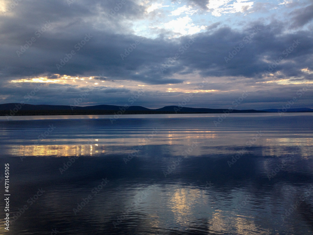 Obraz premium sunset over the lake