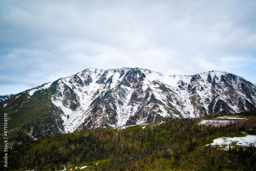 富山県立山町にある立山の冬の雪景色のある風景 Landscape with snowy winter scenery of Tateyama in Tateyama Town, Toyama Prefecture, Japan.