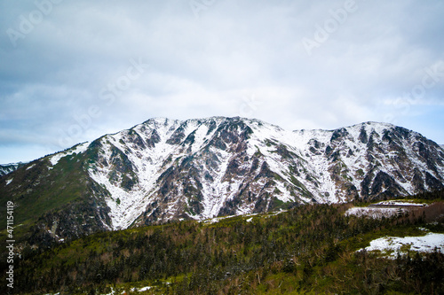 富山県立山町にある立山の冬の雪景色のある風景 Landscape with snowy winter scenery of Tateyama in Tateyama Town, Toyama Prefecture, Japan. photo
