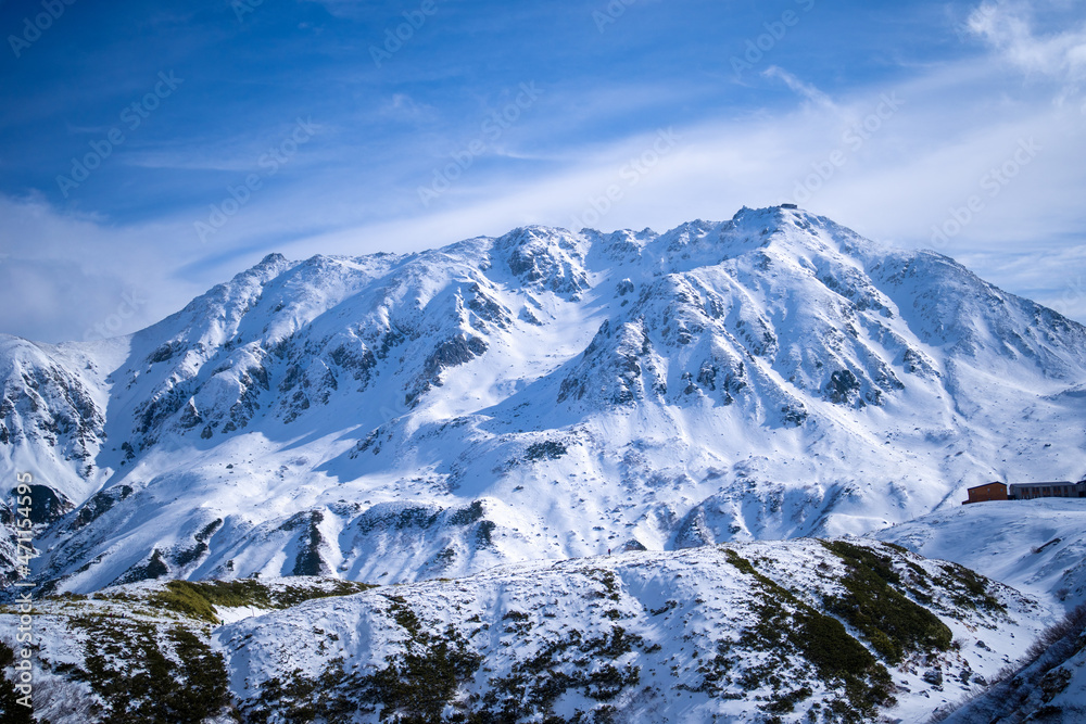 Obraz premium 富山県立山町にある立山の冬の雪景色のある風景 Landscape with snowy winter scenery of Tateyama in Tateyama Town, Toyama Prefecture, Japan.