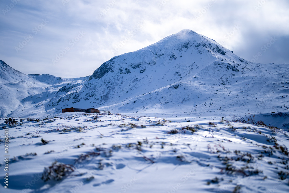 Obraz premium 富山県立山町にある立山の冬の雪景色のある風景 Landscape with snowy winter scenery of Tateyama in Tateyama Town, Toyama Prefecture, Japan.