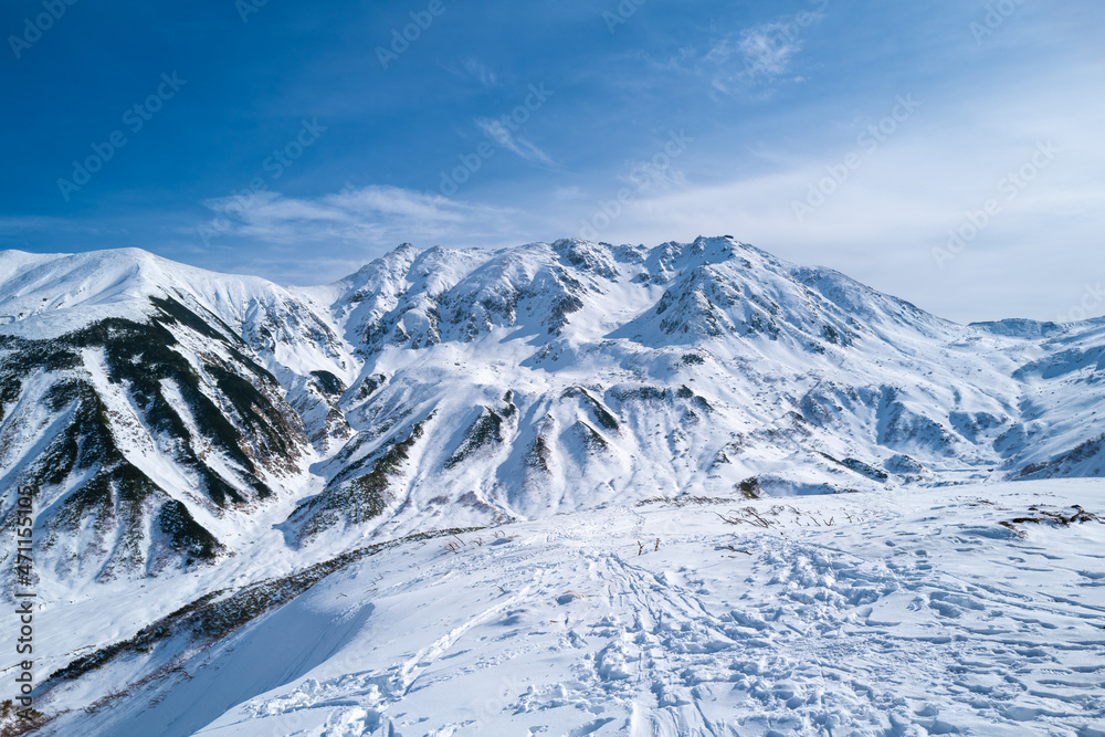 Obraz premium 富山県立山町にある立山の冬の雪景色のある風景 Landscape with snowy winter scenery of Tateyama in Tateyama Town, Toyama Prefecture, Japan.