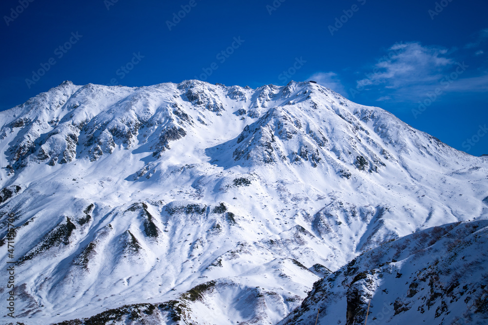 Obraz premium 富山県立山町にある立山の冬の雪景色のある風景 Landscape with snowy winter scenery of Tateyama in Tateyama Town, Toyama Prefecture, Japan.