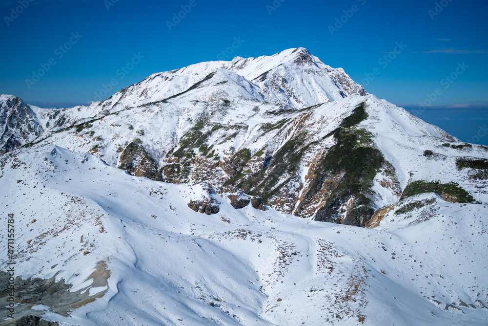 Obraz premium 富山県立山町にある立山の冬の雪景色のある風景 Landscape with snowy winter scenery of Tateyama in Tateyama Town, Toyama Prefecture, Japan.