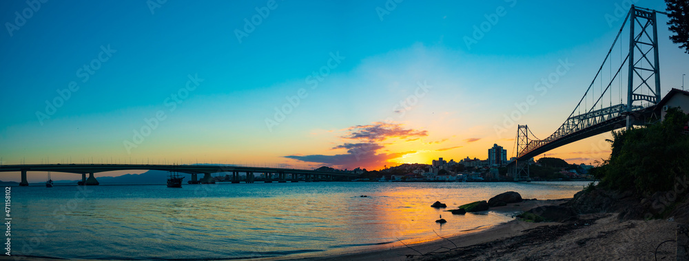pôr do sol com vista panorâmica dos símbolos de Florianópolis as Ponte ...